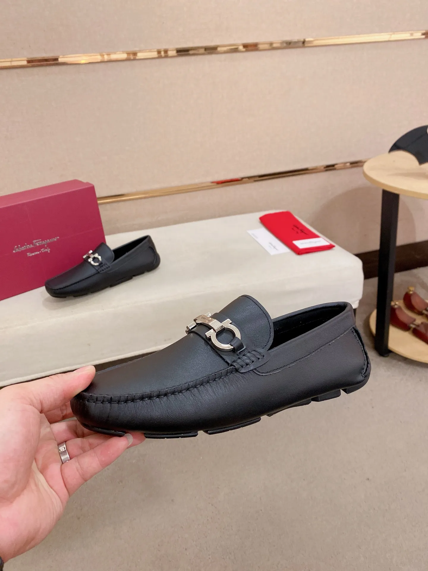 Men's shoes💰: 540💰High-end quality! Ferragamo🆕🆕Exclusive hot-selling products in stock🔥🔥New products on the shelves, high-quality Ferragamo men's pea shoes, high-end casual driving shoes, with complete packaging! 💪 💪 Material: imported first-layer pebbled cowhide 🐂 + imported high-quality water-dyed cowhide lining + wear-resistant outsole 👍🏻👍🏻 Features: high-end and comfortable, purely handmade 🚀 🚀 Create the perfect shoe that suits you best 🔥 🔥 Size: (38-44) 45 standard size can be customized!